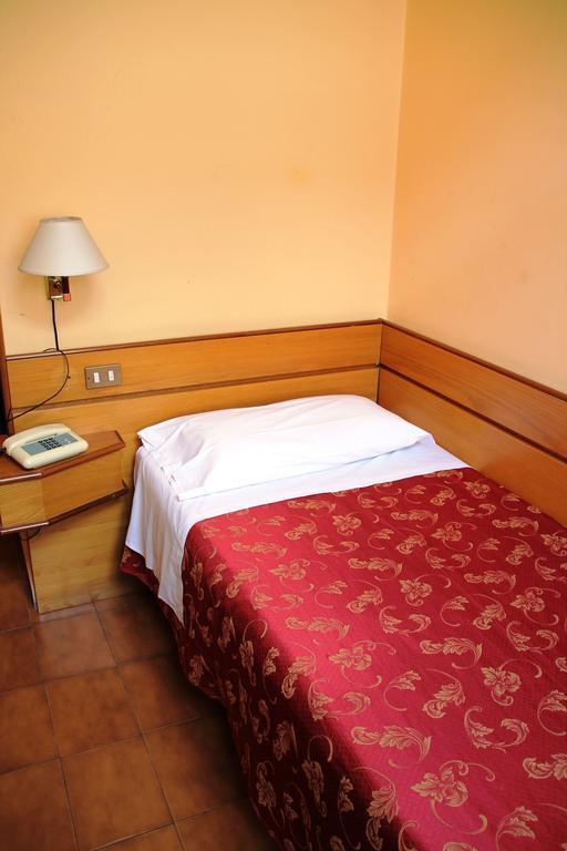 Single Room,695441277:JPEG